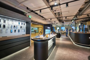 FRANKFURT AM MAIN, GERMANY - CIRCA JANUARY, 2020: Frankfurt am Main Airport 'taki Samsung mağazasının iç çekimi.