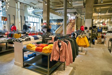 BERLİN, GERMANY - CIRCA EPTEMBER, 2019: Berlin 'deki Olimp & Hades mağazasının içi.