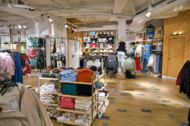 BERLİN, ALMANY - CIRCA EPTEMBER, 2019: Berlin 'deki bir Çekim ve Ayı mağazasının iç çekimi. Pull & Bear İspanyol giyim ve aksesuar perakendecisi.