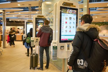 FRANKFURT AM MAIN, Almanya - CIRCA JANUARY, 2020: McDonald 's kendi kendine sipariş veren büfeler Frankfurt am Main Airport' ta görüldüğü gibi.