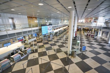 MÜZİK, GERMANY - CIRCA HAZİRAN, 2020: Münih Havaalanı, Terminal 1 'e giriş alanı.