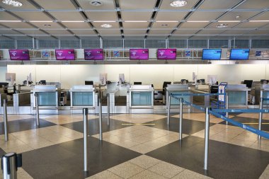 MÜZİK, GERMANY - CIRCA HAZİRAN, 2020: Münih Havaalanı, Terminal 1 'e giriş alanı.