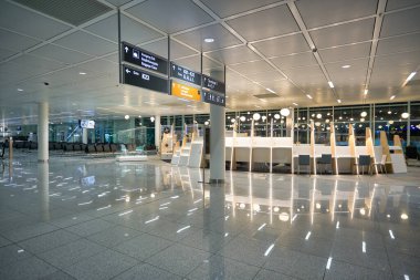 MUNİK, Almanya - CIRCA JANUARY, 2020: Münih Havaalanı 'nın içi.
