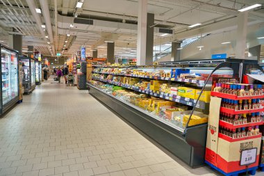 BERLİN, ALMANY - CIRCA EPTEMBER, 2019: Berlin 'deki Kaufland' in iç çekimleri. Kaufland, aynı zamanda Lidl ve Handelshof 'un da sahibi olan Schwarz Gruppe' nin bir parçasıdır..