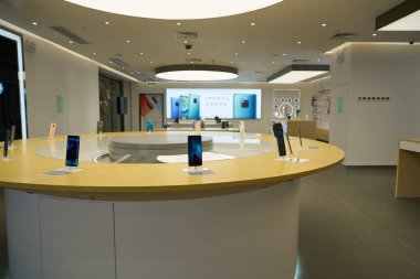 SHENZHEN, ÇİN - CIRCA APRIL, 2019: Huawei ürünleri Shenzhen 'deki UpperHill' de Çin Uluslararası Tüketici Elektronik Borsası / Sergi Merkezi 'nde (CEEC) görüldüğü gibi sergilenmektedir.