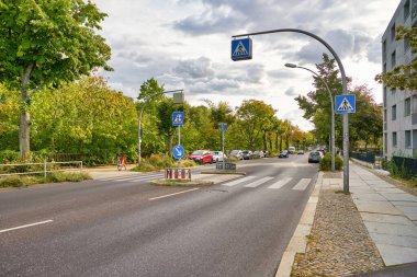 BERLİN, ALMANY - CIRCA EPTEMBER, 2019: Gündüz vakti Berlin 'deki bir yolun sokak seviyesi.