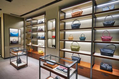 BANGKOK, THAILAND - CIRCA JANUARY, 2020: Suvarnabhumi Havalimanı 'ndaki Bottega Veneta mağazasında sergilenen çantalar.