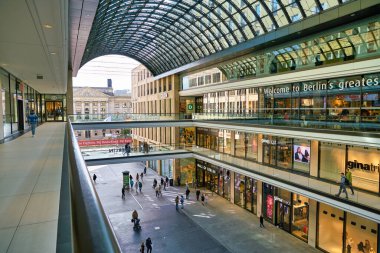 BERLİN, Almanya - CRCA EPTESİ, 2019: Gündüz Berlin Alışveriş Merkezi.
