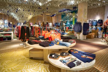 BERLİN, ALMANY - CIRCA EPTEMBER, 2019: Berlin 'deki bir Desigual mağazasının iç çekimi.