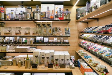 BERLİN, ALMANY - CIRCA EPTEMBER, 2019: Berlin 'deki WMF mağazasının içi. WMF Group bir Alman sofra takımı üreticisi.