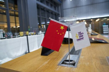 SHENZHEN, ÇİN - CIRCA APRIL, 2019: Shenzhen 'deki UpperHill' deki Çin Uluslararası Tüketici Elektronik Borsası / Sergi Merkezi 'nde (CEEC) görülen Çin bayrağı.