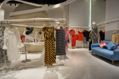 SHENZHEN, ÇİN - CIRCA Nisan 2019: Shenzhen 'deki UpperHills alışveriş merkezinde sergilenen mallar.