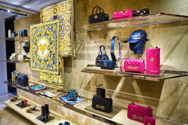 BERLİN, GERMANY - CIRCA SEPTEMBER, 2019: Berlin 'deki Kaufhaus des Westens (Kadewe) mağazasında Versace ürünleri sergileniyor.