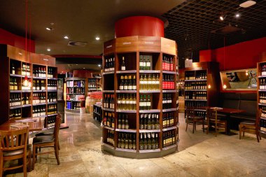 BERLİN, Almanya - CIRCA EPTEMBER, 2019: Berlin 'deki Galeries Lafayette' in içinde.