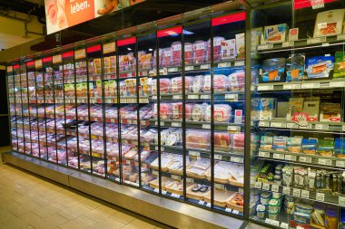 BERLİN, Almanya - CIRCA EPTEMBER, 2019: Berlin 'deki Rewe City süpermarketinin iç çekimi.