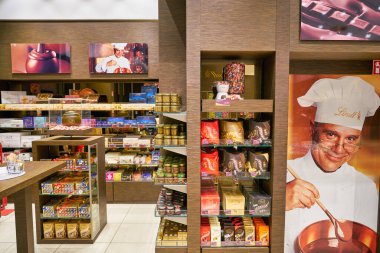 BERLİN, ALMANY - CIRCA EPTEMBER, 2019: Berlin 'deki Lindt mağazasında iç çekim. Lindt bir İsviçre çikolata ve şekerleme şirketidir..