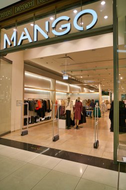 BERLİN, ALMANY - CIRCA EPTEMBER, 2019: Mango markası Berlin 'deki bir mağaza girişinin üzerinde.