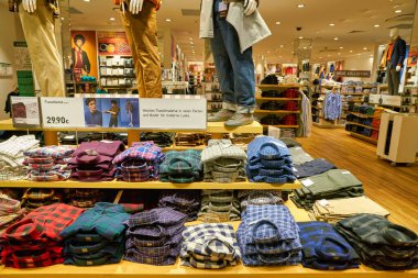 BERLİN, ALMANY - CIRCA EPTEMBER, 2019: Berlin 'deki Uniqlo mağazasının iç çekimleri.