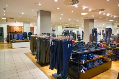 BERLİN, GERMANY - CIRCA SEPTEMBER, 2019: Berlin 'deki Kaufhaus des Westens (Kadewe) mağazasının iç çekimleri.