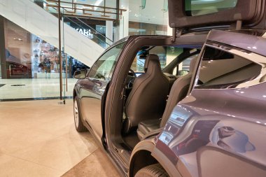 BERLİN, GERMANY - CIRCA EPTEMBER, 2019: Berlin 'deki Tesla Galerisi' nde X Modelinin yakın çekimi.