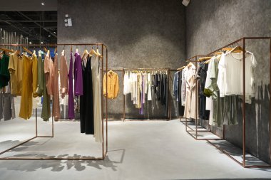 SHENZHEN, ÇİN - CRCA Nisan 2019: Shenzhen 'deki UpperHills' teki bir mağazanın iç çekimi.