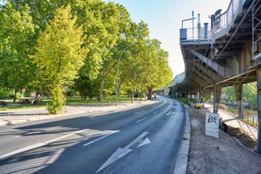 BERLİN, ALMANY - CIRCA EPTEMBER, 2019: Gündüz vakti Berlin 'deki bir yolun sokak seviyesi.
