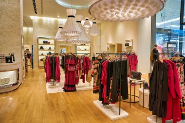 BERLİN, Almanya - CIRCA EPTEMBER, 2019: Berlin 'deki İkiz Set mağazasının iç çekimleri.