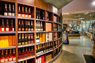 BERLİN, Almanya - CIRCA EPTEMBER, 2019: Berlin 'deki Galeries Lafayette' in içinde.