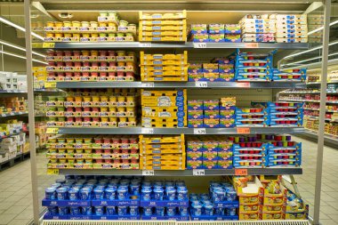 BERLİN, ALMANY - CIRCA EPTEMBER, 2019: Berlin 'deki Kaufland' in iç çekimleri. Kaufland, aynı zamanda Lidl ve Handelshof 'un da sahibi olan Schwarz Gruppe' nin bir parçasıdır..