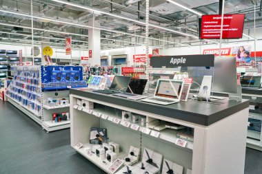 BERLİN, ALMANY - CIRCA EPTEMBER, 2019: Berlin 'deki Schultheiss Quartier Media Markt mağazasının iç çekimleri.