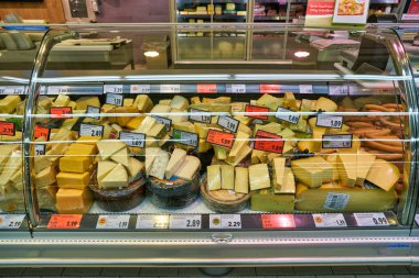 BERLİN, ALMANY - CIRCA EPTEMBER, 2019: Berlin, Kaufland 'de peynir sergisi. Kaufland, aynı zamanda Lidl ve Handelshof 'un da sahibi olan Schwarz Gruppe' nin bir parçasıdır..