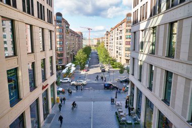 BERLİN, ALMANY - CIRCA EPTEMBER, 2019: Berlin 'deki alışveriş merkezinden gündüz görüntüsü.