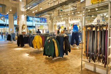 MOSCOW, RUSSIA - 14 Eylül 2019: Moskova 'daki Salaris alışveriş merkezindeki bir Çek ve Ayı mağazasının iç çekimi. Pull & Bear İspanyol giyim ve aksesuar perakendecisi..