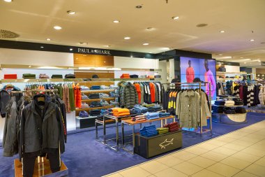 BERLİN, GERMANY - CIRCA SEPTEMBER, 2019: Berlin 'deki Kaufhaus des Westens (Kadewe) mağazasının iç çekimleri.