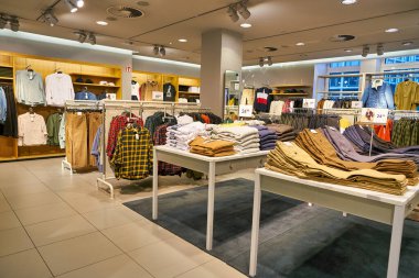 BERLİN, Almanya - CIRCA EPTEMBER, 2019: Berlin 'deki H & M mağazasının içi.