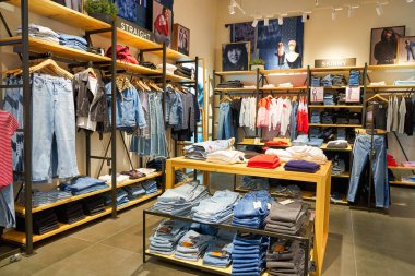 MOSCOW, RUSSIA - 14 Eylül 2019: Levi 'nin Moskova' daki Salaris alışveriş merkezindeki mağazasının içi.