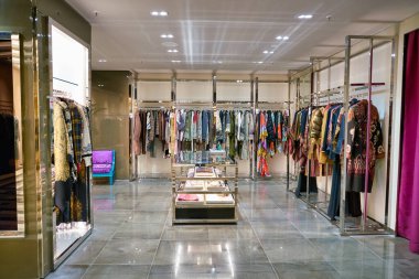 BERLİN, GERMANY - CIRCA SEPTEMBER, 2019: Berlin 'deki Kaufhaus des Westens (Kadewe) mağazasının iç çekimleri.