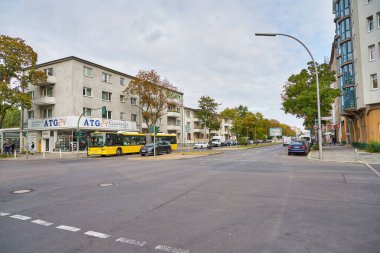 BERLİN, Almanya - CRCA EPTESİ, 2019: Gündüz Berlin şehir manzarası.