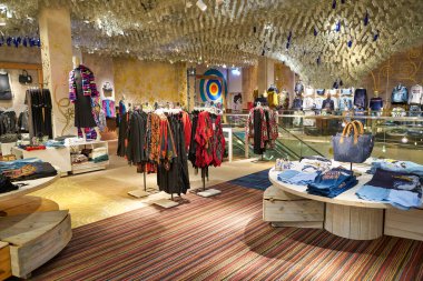 BERLİN, ALMANY - CIRCA EPTEMBER, 2019: Berlin 'deki bir Desigual mağazasının iç çekimi.