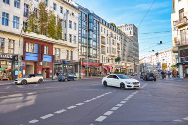 BERLİN, Almanya - CIRCA EPTEMBER, 2019: Gündüz Berlin 'de bulunan bir caddenin görüntüsü.