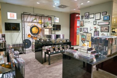 BERLİN, GERMANY - CIRCA SEPTEMBER, 2019: Berlin 'deki Kaufhaus des Westens (Kadewe) mağazasının iç çekimleri.