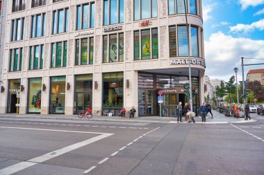 BERLİN, GERMANY - CIRCA EPTEMBER, 2019: Gündüz alışveriş merkezinin dışı.