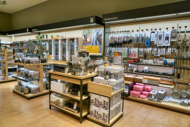 BERLİN, ALMANY - CIRCA EPTEMBER, 2019: Berlin 'deki WMF mağazasının içi. WMF Group bir Alman sofra takımı üreticisi.