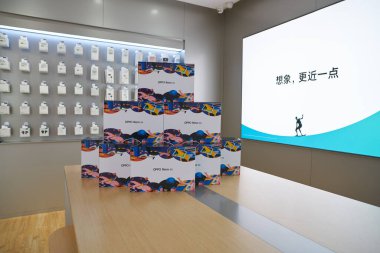 SHENZHEN, CHINA - CIRCA APRIL, 2019: Shenzhen 'deki UpperHill' de Çin Uluslararası Tüketici Elektronik Borsası / Sergi Merkezi 'nin (CEEC) iç çekimi.