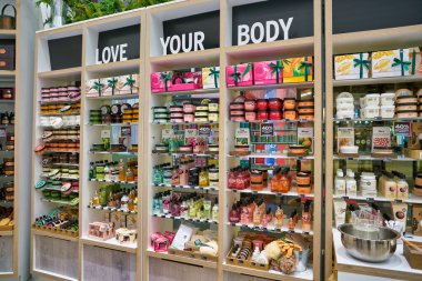 BERLİN, ALMANY - CIRCA EPTEMBER, 2019: Berlin 'deki The Body Shop' ta kişisel bakım ürünleri sergileniyor. Body Shop bir kozmetik, cilt bakımı ve parfüm şirketi..