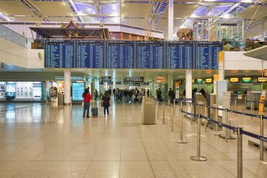 MUNİK, Almanya - CIRCA JANUARY, 2020: Münih Havaalanı 'nın içi.