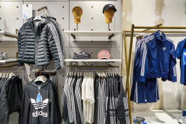 BERLİN, Almanya - CIRCA EPTEMBER, 2019: Berlin 'deki Adidas mağazasının iç çekimleri.