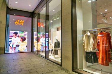 BERLİN, Almanya - CIRCA EPTEMBER, 2019: Berlin 'deki H & M mağazasında vitrin.