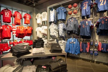 MUNİH, GERMANY - CIRCA JANUARY, 2020: Münih Havalimanı Bayern Münih Fan-shop 'un iç çekimleri.