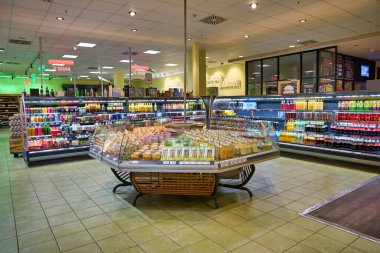 BERLİN, Almanya - CIRCA EPTEMBER, 2019: Berlin 'deki Edeka süpermarketinin iç çekimi.